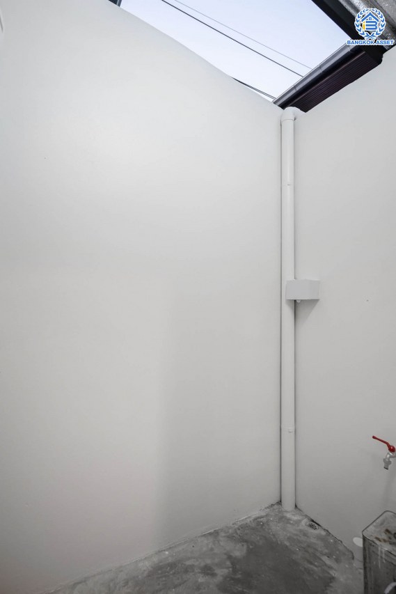 บ้านมือสองตกแต่งใหม่ โครงการ บ้านดุลิยานนท์ ติวานนท์ ทาวน์เฮ้าส์พร้อมอยู่ ราคาสุดคุ้ม! เนื้อที่ 16 ตร.ว. ฟังก์ชัน 2 ห้องนอน 2 ห้องน้ำ 1 ที่จอดรถ บนทำเลเชื่อมต่อเมือง ใกล้รถไฟฟ้าสายสีชมพู "สถานีสามัคคี" และจุดขึ้นทางด่วน "งามวงศ์วาน"